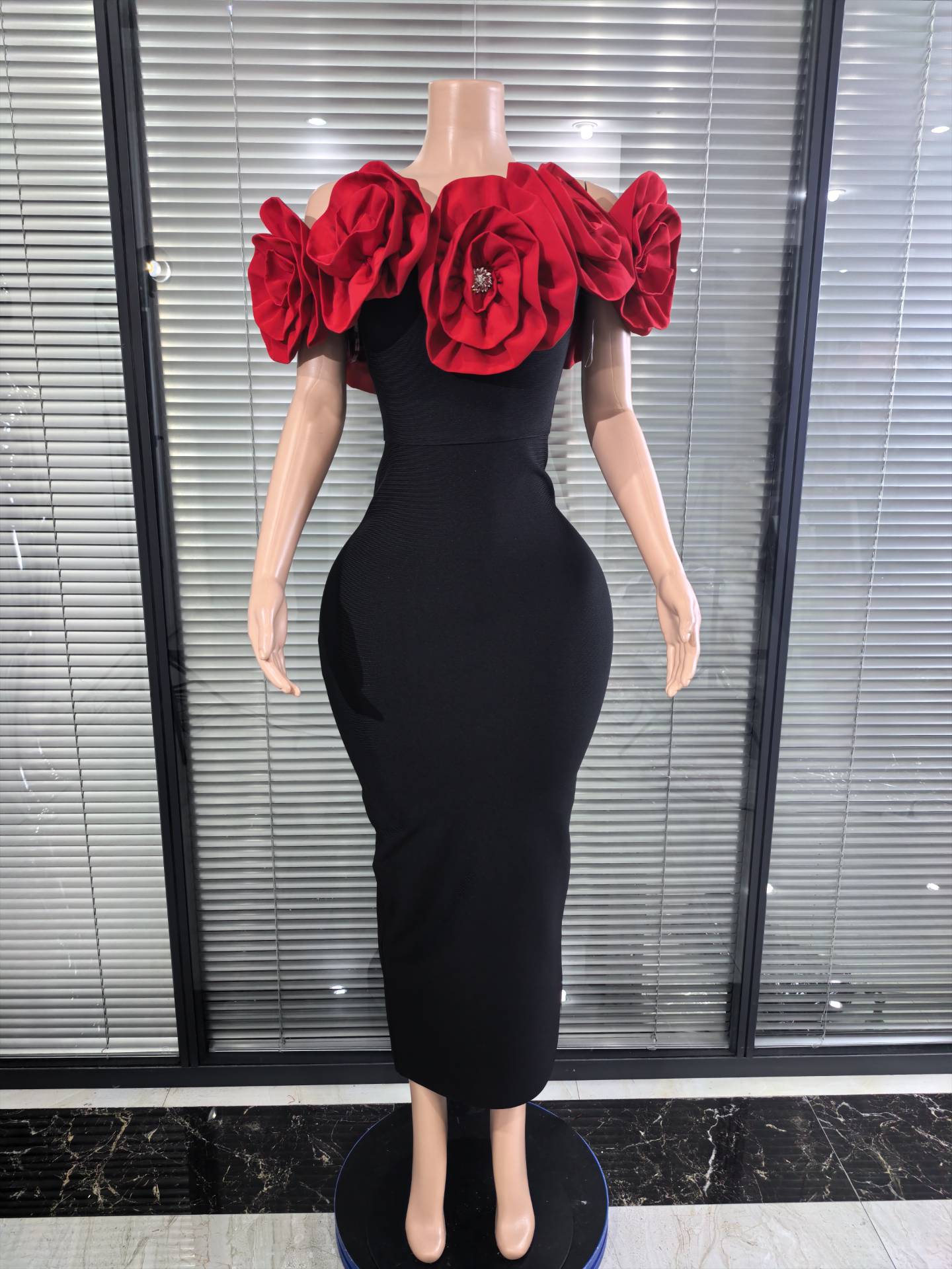 赤白の女性用セクシーなストラップレス、大きな花柄、オフショル - Women'S Red Formal Wear のレビューと価格
