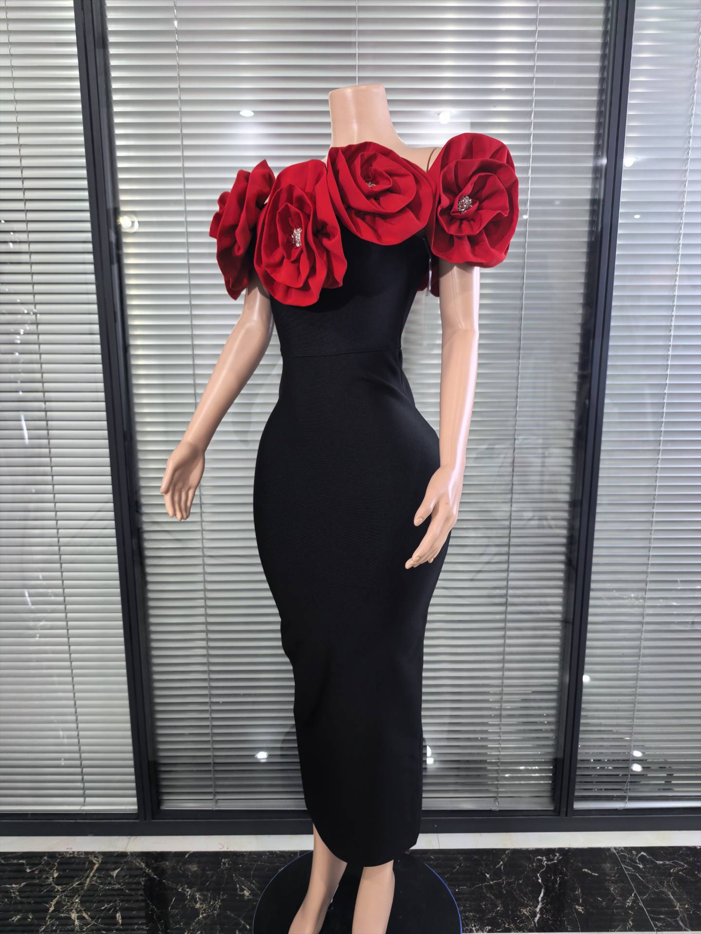 赤白の女性用セクシーなストラップレス、大きな花柄、オフショル - Women'S Red Formal Wear のレビューと価格