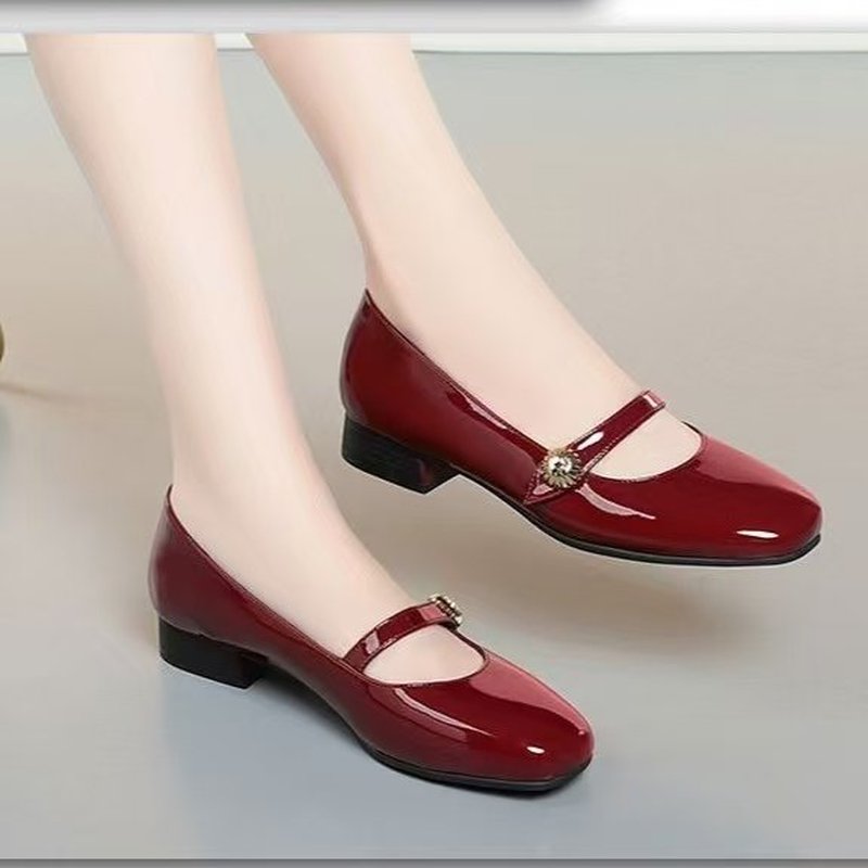 レディース用、光沢のある特許皮革を使用した、秋にぴったりのス - Womens Heels のレビューと価格
